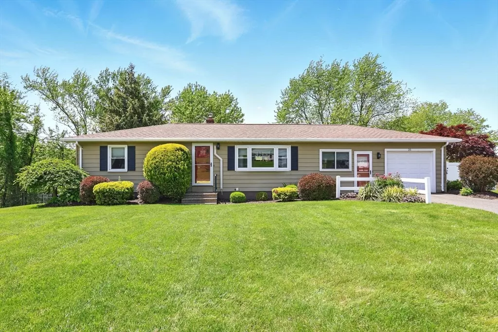South Hadley, MA 01075,25 Saybrook Cir