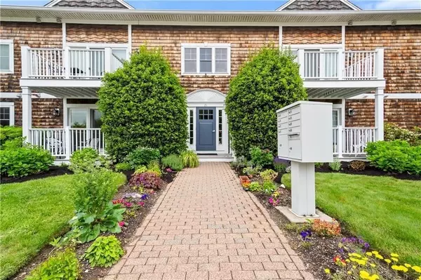 Narragansett, RI 02882,21 Starr Dr #207