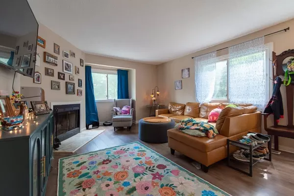 Uxbridge, MA 01569,15 Loyalist Dr #15B