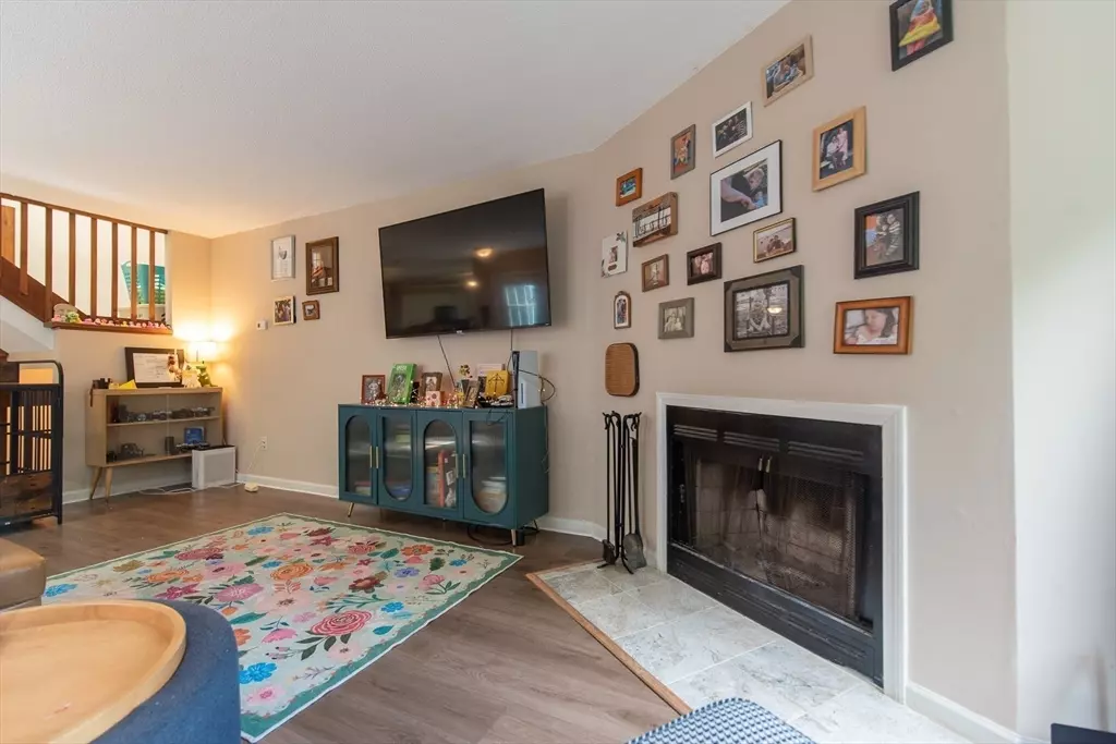 Uxbridge, MA 01569,15 Loyalist Dr #15B