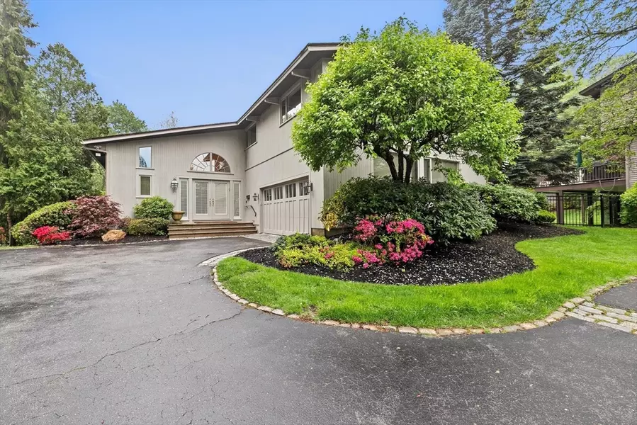 25 Laurus Ln, Newton, MA 02459