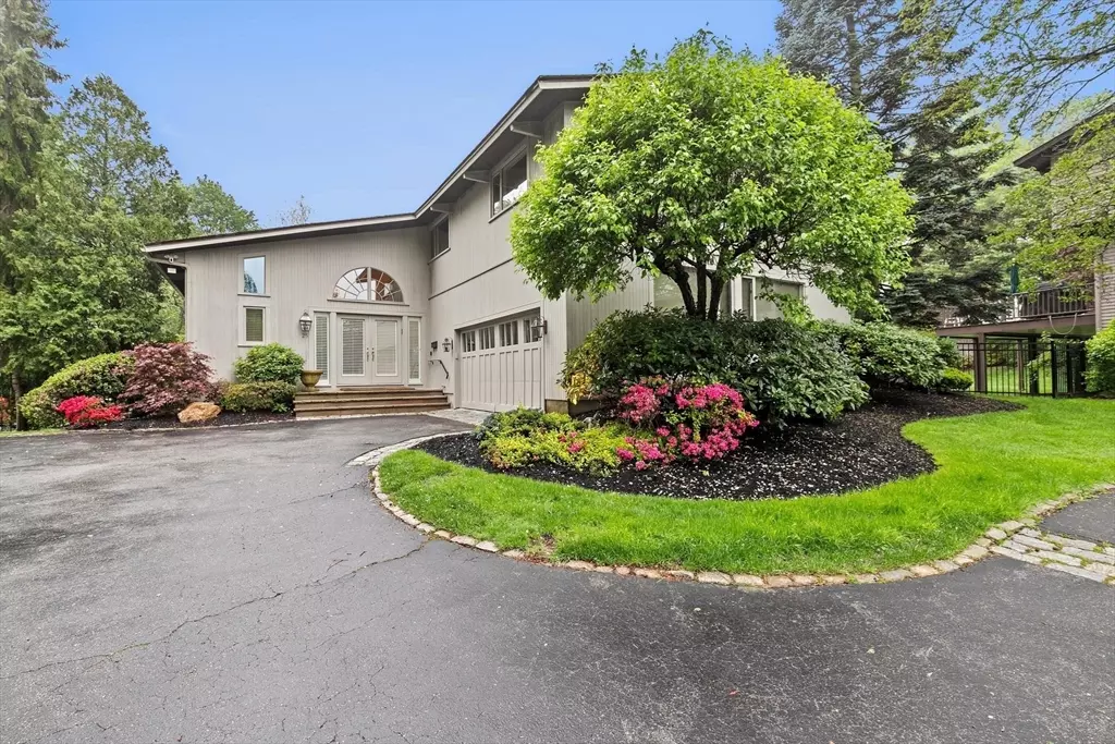 Newton, MA 02459,25 Laurus Ln