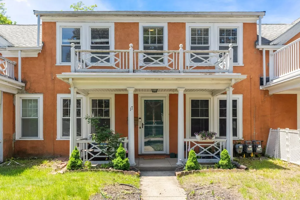 Needham, MA 02492,17 Maple St #17