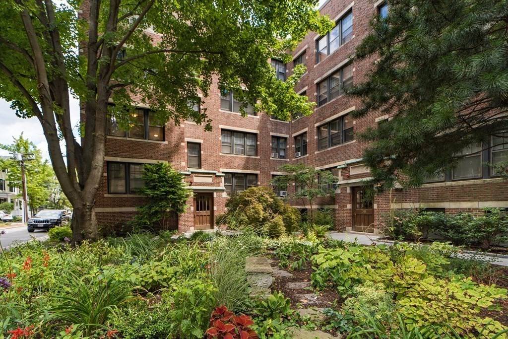34 Ash St #204, Cambridge, MA 02138