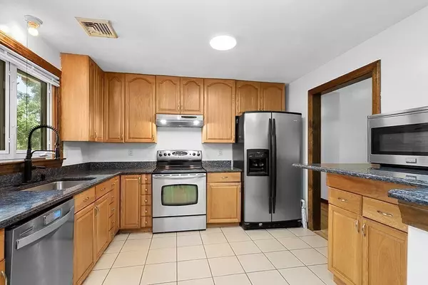 Wrentham, MA 02093,163 Walnut Rd