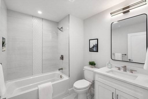 Everett, MA 02149,260 Elm St #204