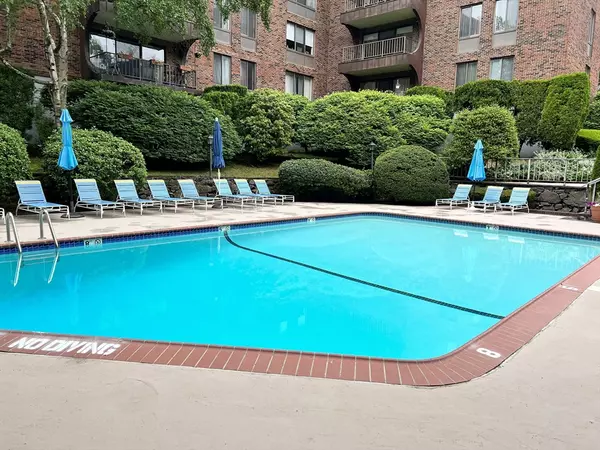 Swampscott, MA 01907,1002 Paradise Road #2H