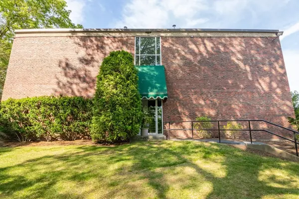 Needham, MA 02492,1202 Greendale Ave #131