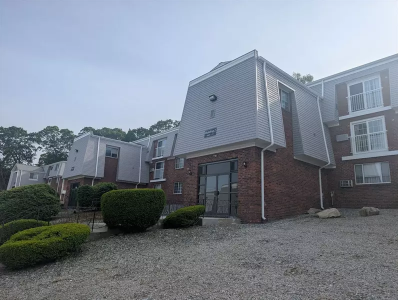 300 Smithfield Rd #2-2, North Providence, RI 02904