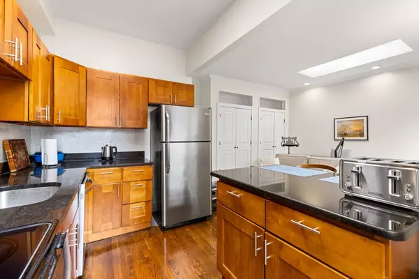 Boston, MA 02115,390 Riverway #24