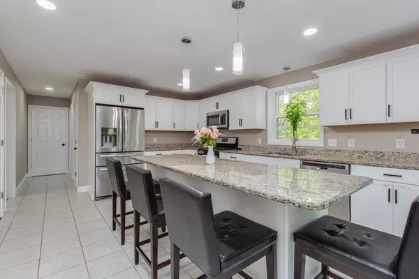 Pelham, NH 03076,24 Robinson Ln