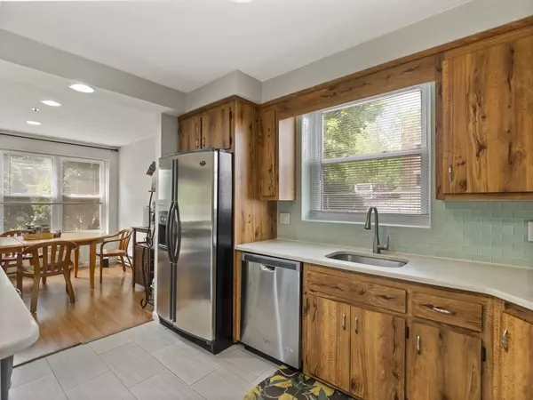 Lowell, MA 01851,977 Westford St #4