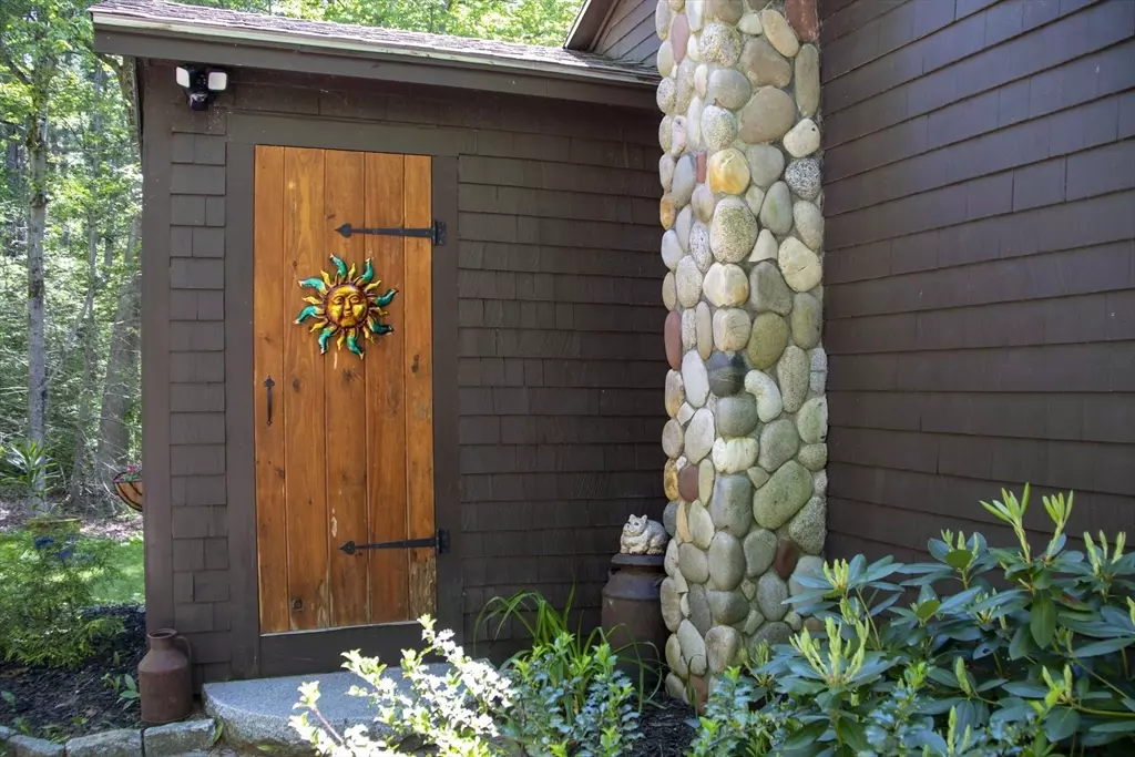 Chester, NH 03036,11 N.Shore Road