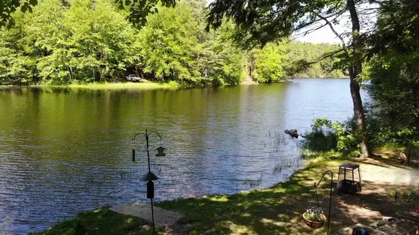 Chester, NH 03036,11 N.Shore Road