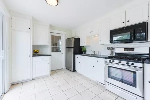 Holliston, MA 01746,523 Norfolk St