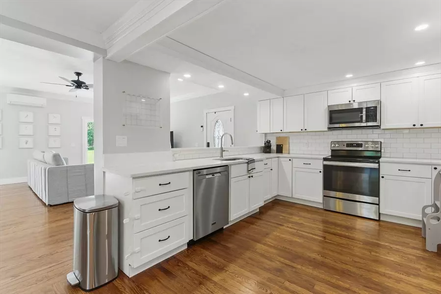 130 Elm St, East Longmeadow, MA 01028