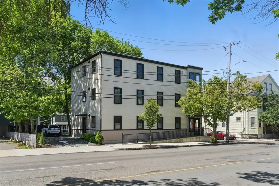 9 Boston St #3, Salem, MA 01970