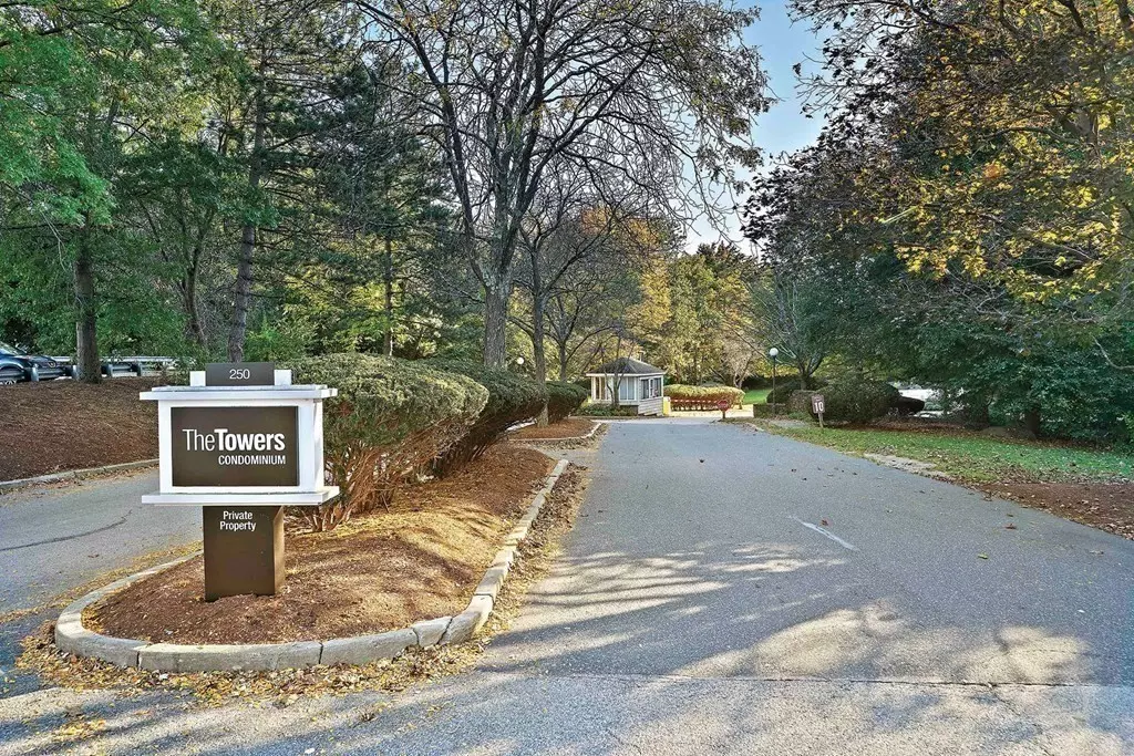 Newton, MA 02467,250 Hammond Pond Parkway #806N