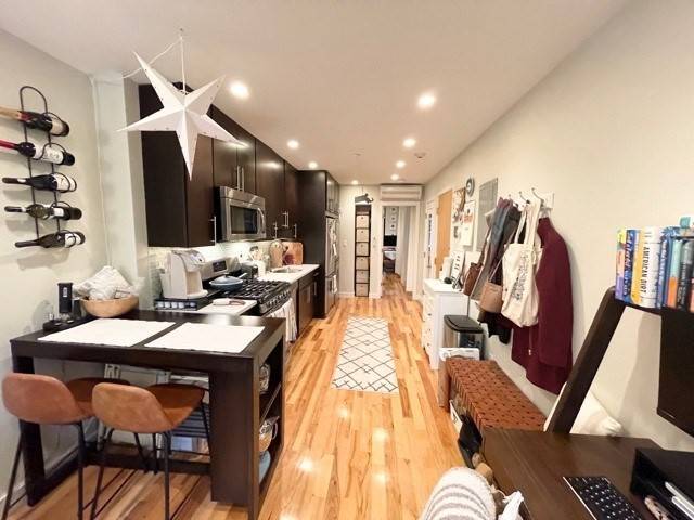 Boston, MA 02113,419 Hanover Street #6
