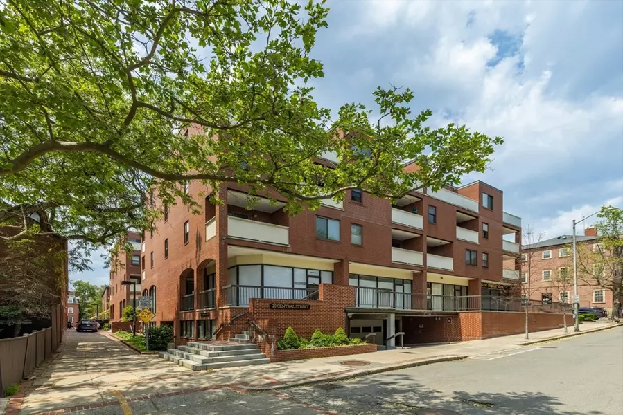 20 Central St #405, Salem, MA 01970