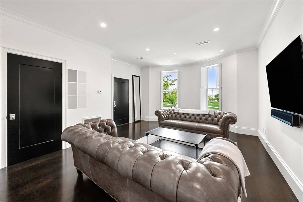 Boston, MA 02127,823 East Broadway #2