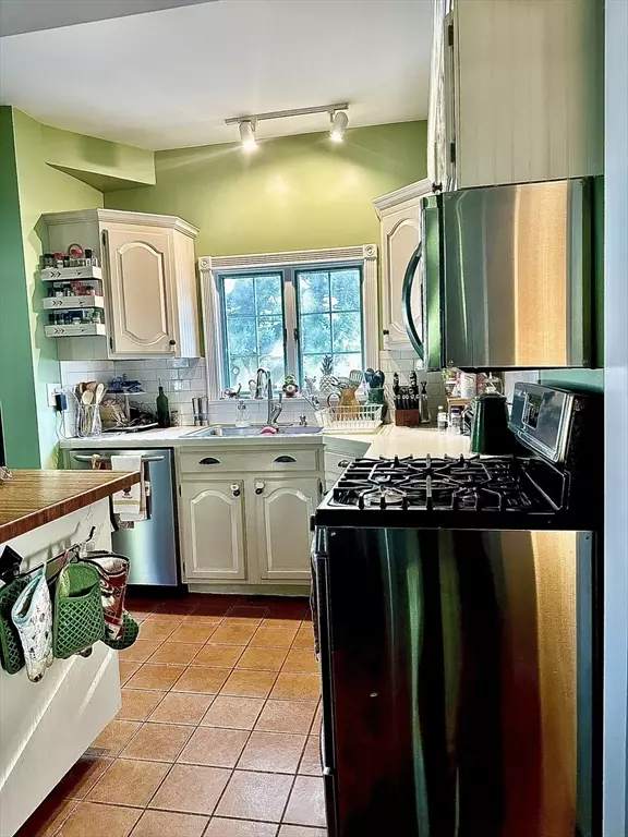 New Bedford, MA 02745,11 Moynan St