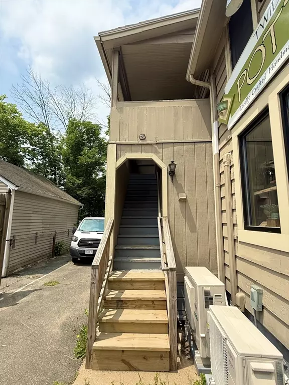 Sturbridge, MA 01518,5 Snell St #2