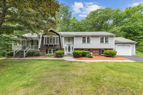 9 Oak Hill Rd, Mendon, MA 01756