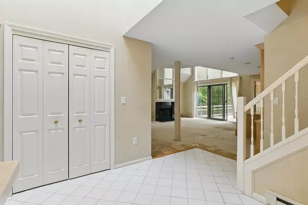 Wayland, MA 01778,2 Hillside Dr #2