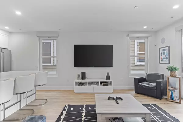 Boston, MA 02127,326 W Broadway #2