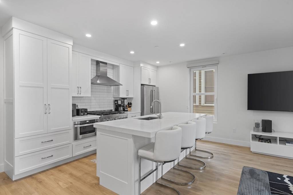 326 W Broadway #2, Boston, MA 02127