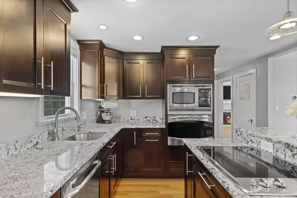 Wakefield, MA 01880,12 Willow St