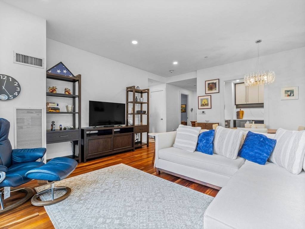 Boston, MA 02210,500 Atlantic Avenue #16R