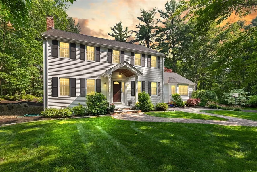 8 Glen Dr, Lynnfield, MA 01940