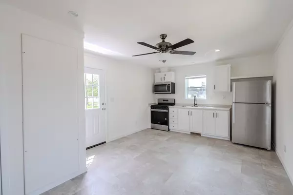 Attleboro, MA 02703,1346 Newport Ave #D-11