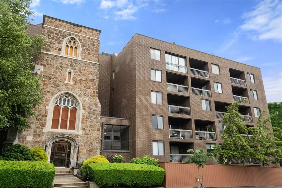321 Harvard St #302, Cambridge, MA 02139