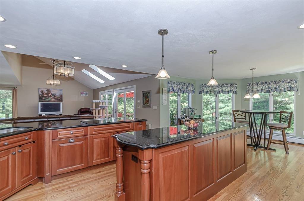 3 Riverside Dr, Mattapoisett, MA 02739