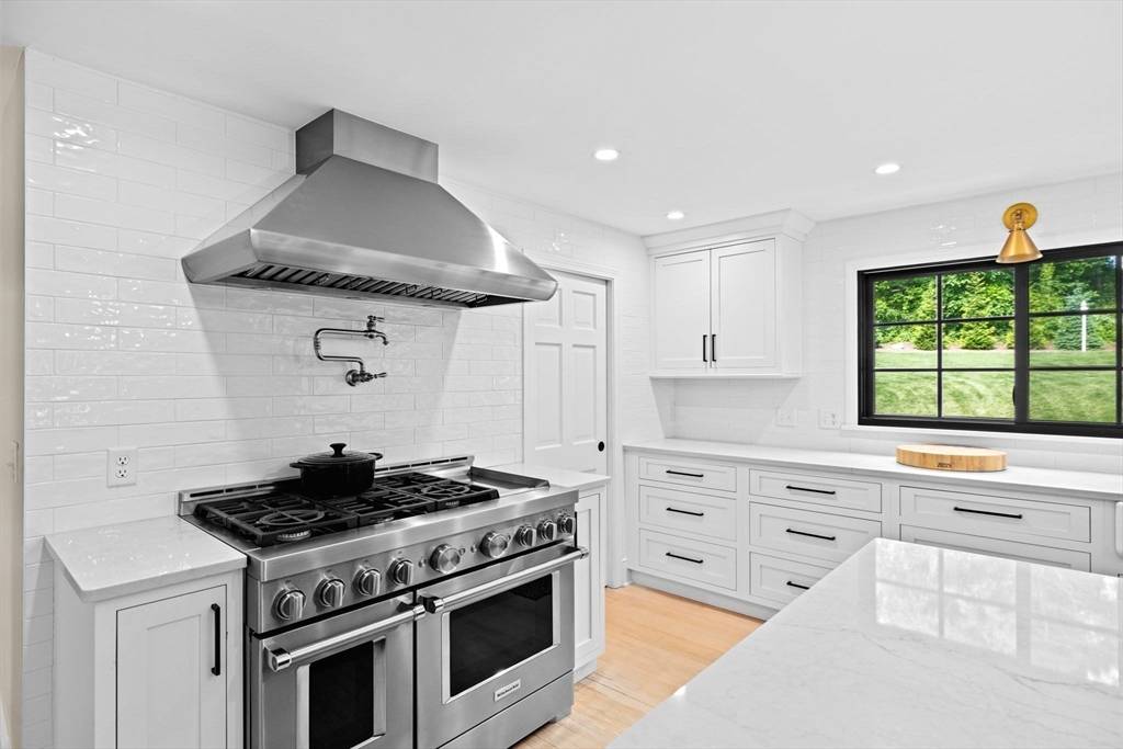 Duxbury, MA 02332,322 Standish St