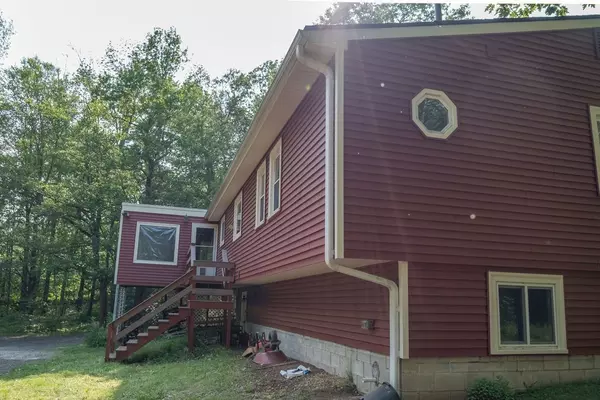 Hubbardston, MA 01452,8 Adams Rd