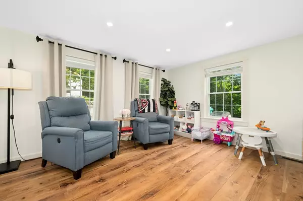 Upton, MA 01568,26 Brooks St