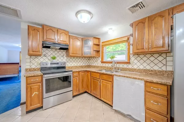 Dudley, MA 01571,253 Dudley Oxford Rd