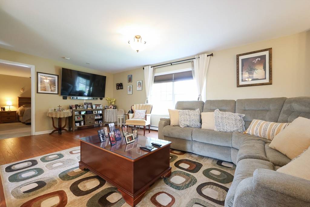 Webster, MA 01570,4 Colonial Rd