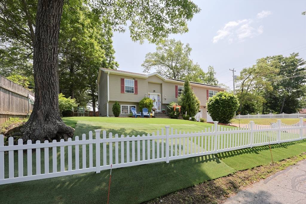 Webster, MA 01570,4 Colonial Rd