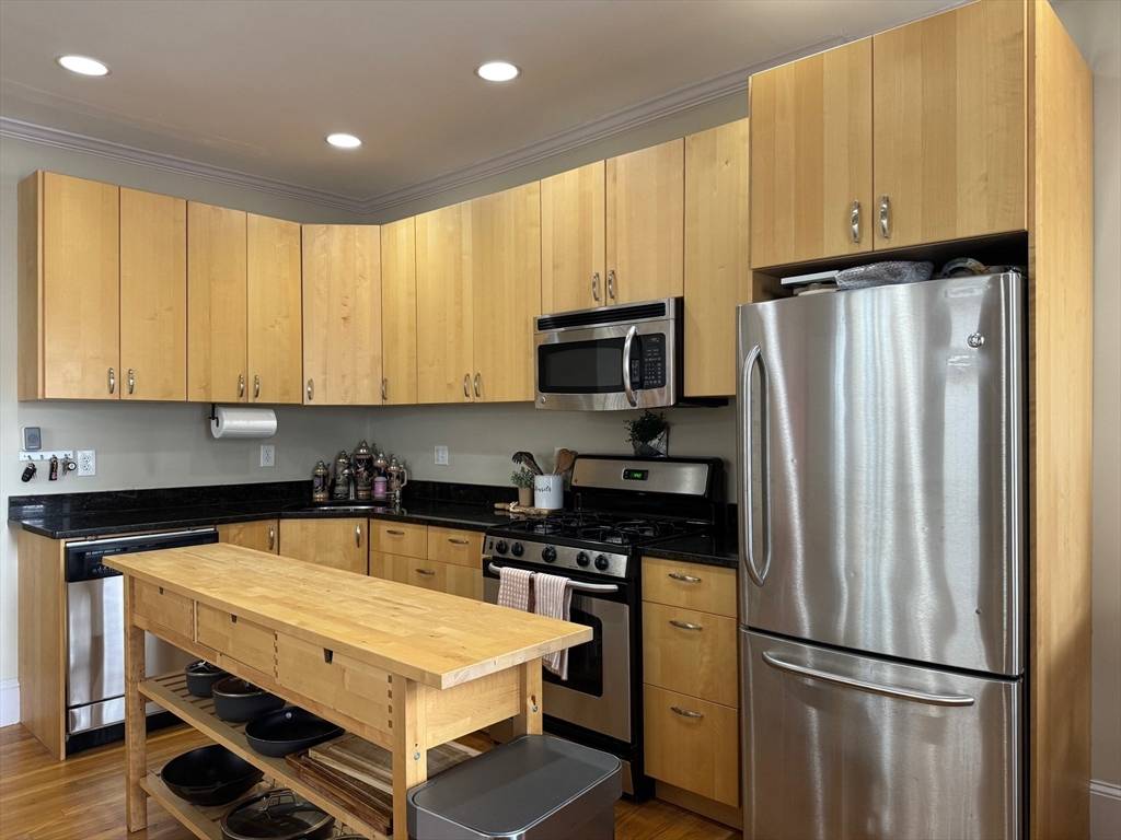 Boston, MA 02125,37 Mount Vernon St #2R