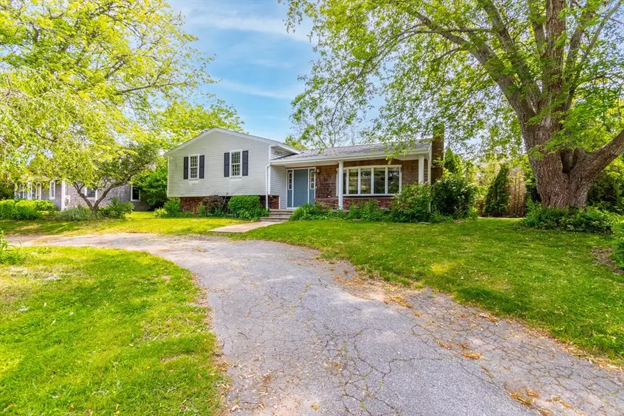 49 Broken Bow Ln, Falmouth, MA 02536