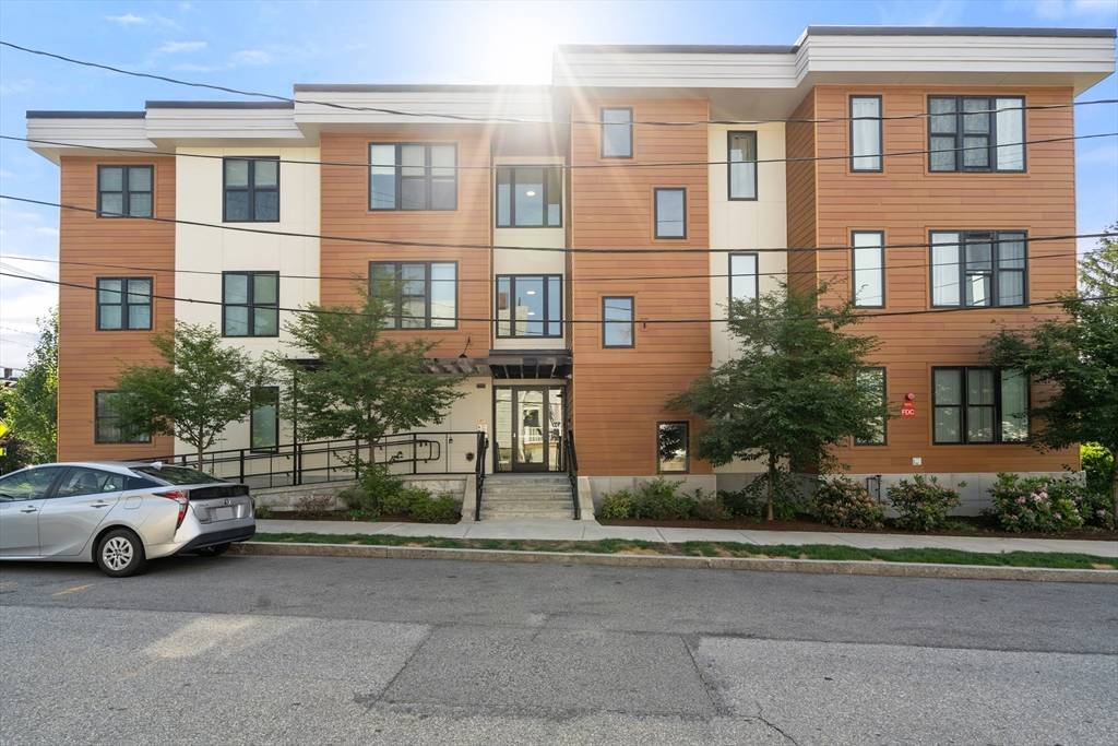 68 Los Angeles #PH6, Newton, MA 02458