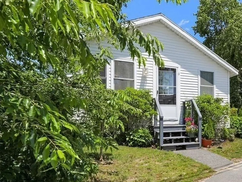 8 Woodland Cir, Wareham, MA 02571