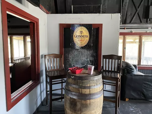 Bourne, MA 02532,4 Bridge Approach St