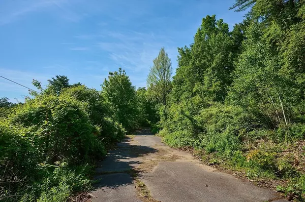 Greenfield, MA 01301,414 Mohawk Trl