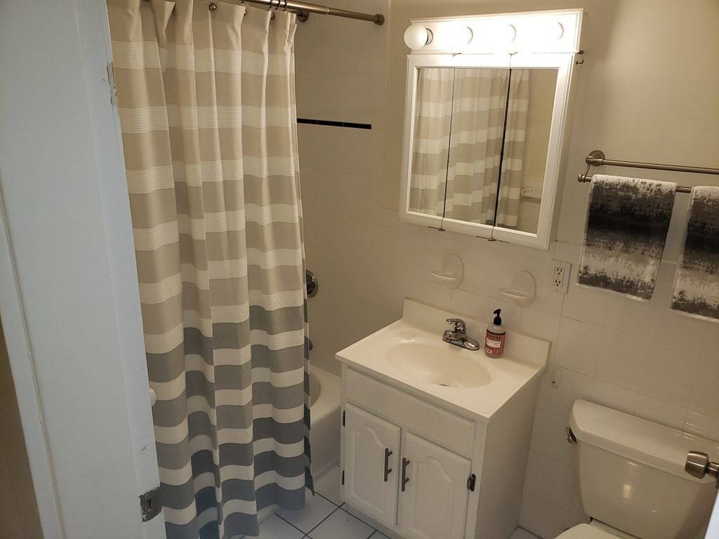 Brookline, MA 02445,9 Regent Cir #5